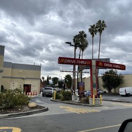 the entrance to a drive thru restaurant