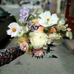 Inbloom - Bridal bouquet in loose meadow style.