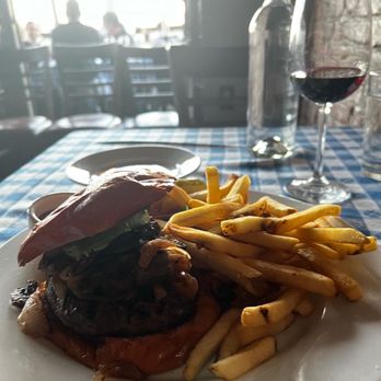 Perry's - Embarcadero - The Perry 's Burger - American Near Me - San Francisco, California