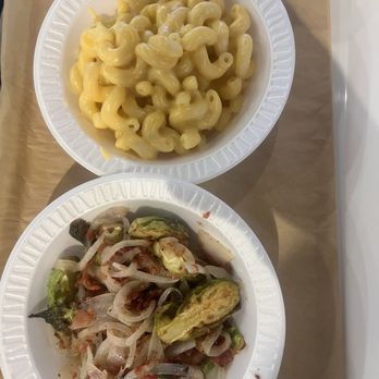 I Smell Bacon - Mac & Cheese and Brussel sprouts - Smokehouse Near Me - Hoffman Estates, Illinois