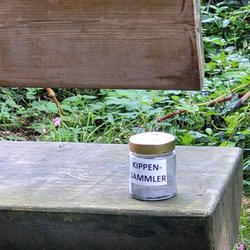 Egglburger See - An jeder Bank ein Glas als Kippensammler.