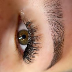 Madiha Lashes - Eyelash extensions Classic