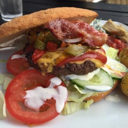 Café Emajoka - Burger - over gennemsnittet ;-)