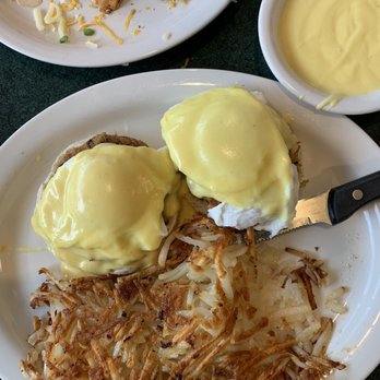 Metro Diner - Crab eggs benedict and chips as An appetizer! Yummy!! - American Near Me - Oviedo, Florida