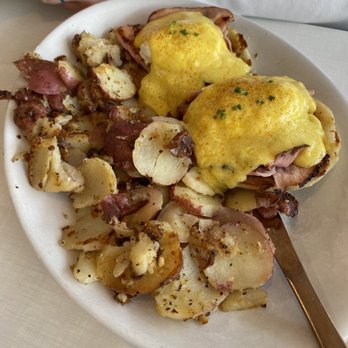 Huck House Brunchette - Traditional Benedict - Breakfast & Brunch Near Me - Garden City, Idaho