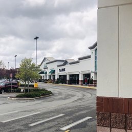 Line to get in WholeFoods during social distancing
