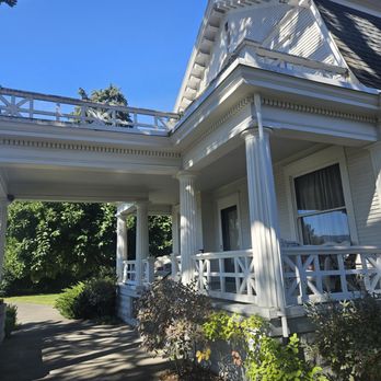 The Gorge White House - Wineries Near Me - Hood River, Oregon