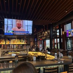 BJ's Restaurant & Brewhouse - Bar area