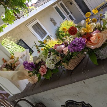 Epoch Floral Atelier - Surprising my aunt with lovely bouquets at her front yard - Florists Near Me Epoch Floral Atelier - Surprising my aunt with lovely bouquets at her front yard - Florists Near Me