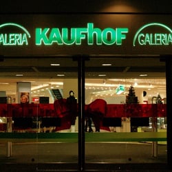 PicturePeople Fotostudio  Galeria Kaufhof - Kaufhof Wuppertal by plainpixel.com
