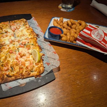 Red Lobster - Lobster Flatbread and Popcorn Shrimp - Seafood Near Me - Scottsdale, Arizona Red Lobster - Lobster Flatbread and Popcorn Shrimp - Seafood Near Me - Scottsdale, Arizona