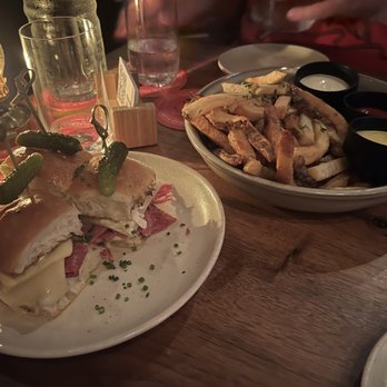 The Dead Rabbit - Corned Beef Sliders Plate Housemade Chips - Cocktail Bars Near Me - New York, New York The Dead Rabbit - Corned Beef Sliders Plate Housemade Chips - Cocktail Bars Near Me - New York, New York