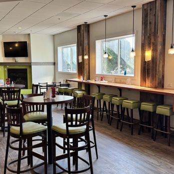 Ocean Cafe & Bar - High top dining tables and bar seating - Cafes Near Me - Seaside, Oregon