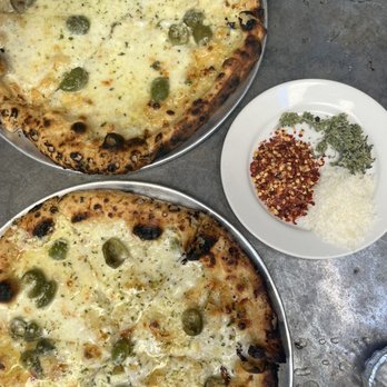 Gjelina - Blanco - Mozzarella , Parmesan , Fromage Blanc & Castelvatrano Olive Pizza - New American Near Me - Venice, California