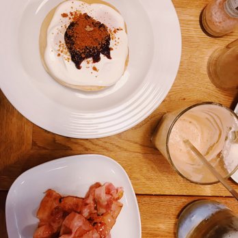 Den Noc - Plum Jam & Gingerbread Pancakes, Chai Coconut Milk Latte & Bacon - Bistros Near Me - Prague, Puerto Rico
