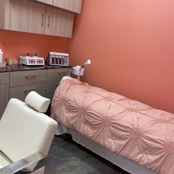 Glow Threading and Beauty Salon - Facial bed - Waxing Near Me - Bothell, Washington Glow Threading and Beauty Salon - Facial bed - Waxing Near Me - Bothell, Washington