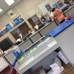 United States Post Offices - Fayetteville - 1 person working during the busy time of the day!