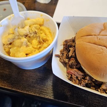Porter's Smokehouse - Mac and cheese beef brisket - Smokehouse Near Me - Dorr , Michigan