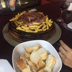 Queijos Dumilk Empório & Bistrô - Linguiça recheada com rúcula e queijo muçarela