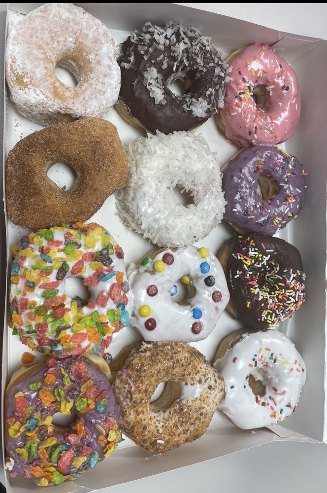 Scarlet's Donuts Logo