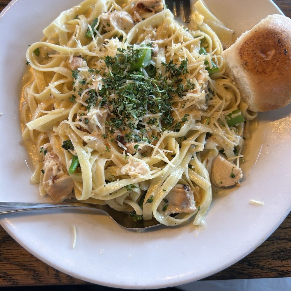Sidewinders American Grill - Chicken & Broccoli Alfredo - Bars Near Me - Bozeman, Montana