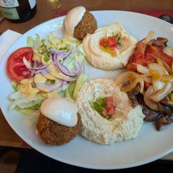 Fenicia - Plato combinado shawarma fenicia