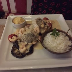 Carioca - Peixe com molho de ostras, com arroz e farofa de banana da terra.