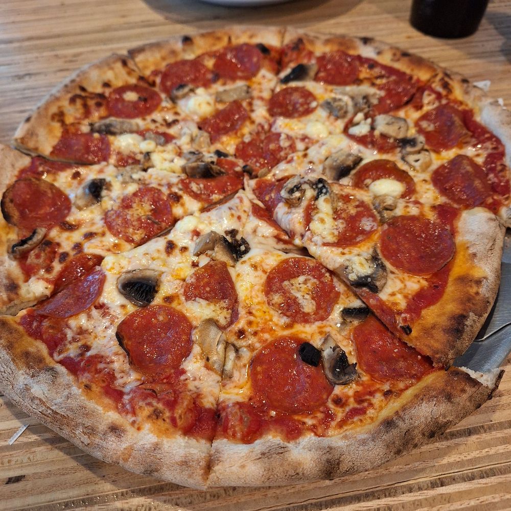 Robin Hood (pepperoni, mushroom & Feta)