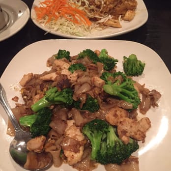 Siamese Restaurant - Pad See Ew and Pad Thai :) yum!! - Thai Near Me - La Verne, California