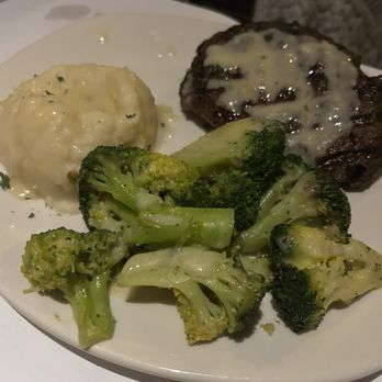 Bonefish Grill - 9oz Sirloin, garlic mashed potatoes and broccoli - Seafood Near Me - Concord Mills, North Carolina
