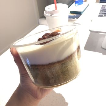 Chicha Restaurant - Gâteau Matcha avec fromage à la cream - Desserts Near Me - Montreal, Quebec