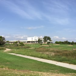 Parador de el Saler - Al fondo el edificio del hotel visto desde el campo de prácticas