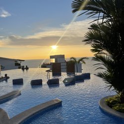 Sky Bar - Infinity pool view