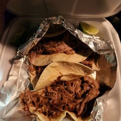 El Mariachi - Carnitas street tacos, lots of delicious meat!