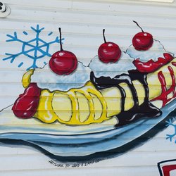 Brooke's Sno-World - Drive thru pic on side.
