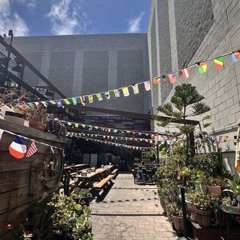 Mad Oak - Entrance, patio area - Bars Near Me - Oakland, California Mad Oak - Entrance, patio area - Bars Near Me - Oakland, California