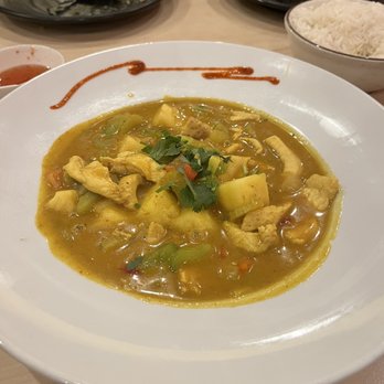 Cafe De Thai - Yellow curry with chicken - Thai Near Me - Reno, Nevada Cafe De Thai - Yellow curry with chicken - Thai Near Me - Reno, Nevada
