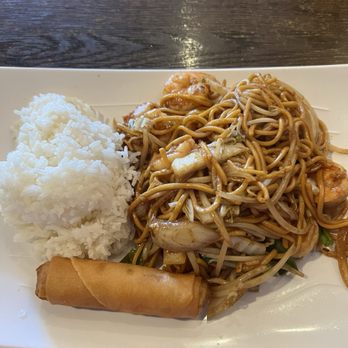 Go China Restaurant - Shrimp lo mein with the accompanying rice (I chose steamed) and egg roll. - Chinese Near Me - Pasadena, California Go China Restaurant - Shrimp lo mein with the accompanying rice (I chose steamed) and egg roll. - Chinese Near Me - Pasadena, California