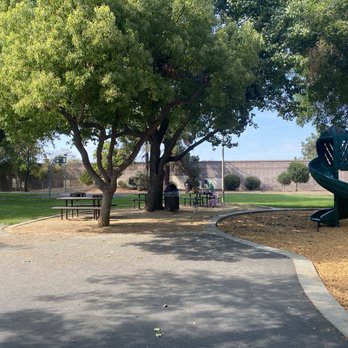 Somerset Park - Picnic tables and half basketball court - Parks Near Me - Cupertino, California