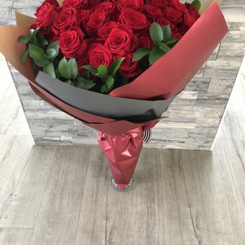 Av Flowers - Tall beautiful roses. 3 feet tall. - Floral Designers Near Me - Palmdale, California