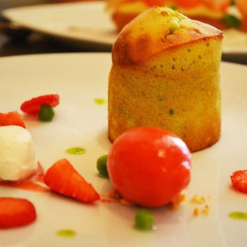 Keisuke Matsushima - Petit pois en biscuit coulant senteur à la menthe, chantilly à la vanille, sorbet fraise - French Near Me - Nice, 06