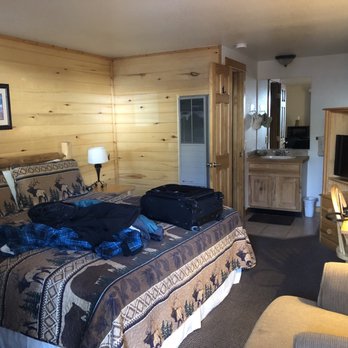 Nicky's Resort - Bedroom with king bed, TV, desk and chair - Resorts Near Me - Estes Park, Colorado Nicky's Resort - Bedroom with king bed, TV, desk and chair - Resorts Near Me - Estes Park, Colorado