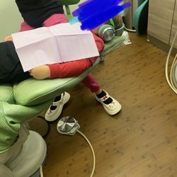 4S Pediatric Dentistry - Watching a movie in the ceiling with headphones
