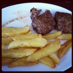 Fricandelas con papas fritas, San Remo.