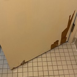 La Quinta Inn by Wyndham Chicago Willowbrook - Peeling wood inside bathroom