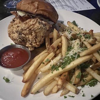 Viewpoint Brewing - Fried chicken sandwich - Breweries Near Me - Del Mar, California Viewpoint Brewing - Fried chicken sandwich - Breweries Near Me - Del Mar, California