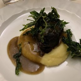 Guanciola di manzo brasata al Nebbiolo e servita con purè di patate e sedano fritto