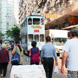 香港電車 - こんな狭い場所も走る。