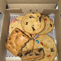 Insomnia Cookies - Confetti Deluxe, classic chocolate chip, Classic with M&M'S and Chocolate Chunk Blondie