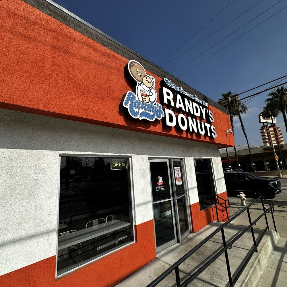 Randy’s Donuts - front - Donuts Near Me - Los Angeles, California